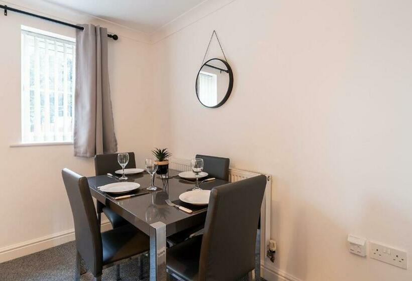 Large Family Property & Central Location & Free Parking