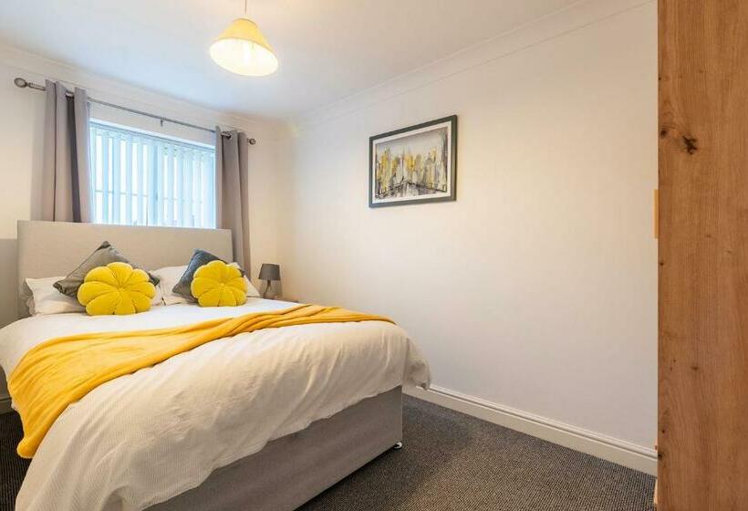 Large Family Property & Central Location & Free Parking