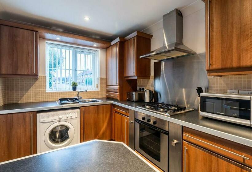 Large Family Property & Central Location & Free Parking