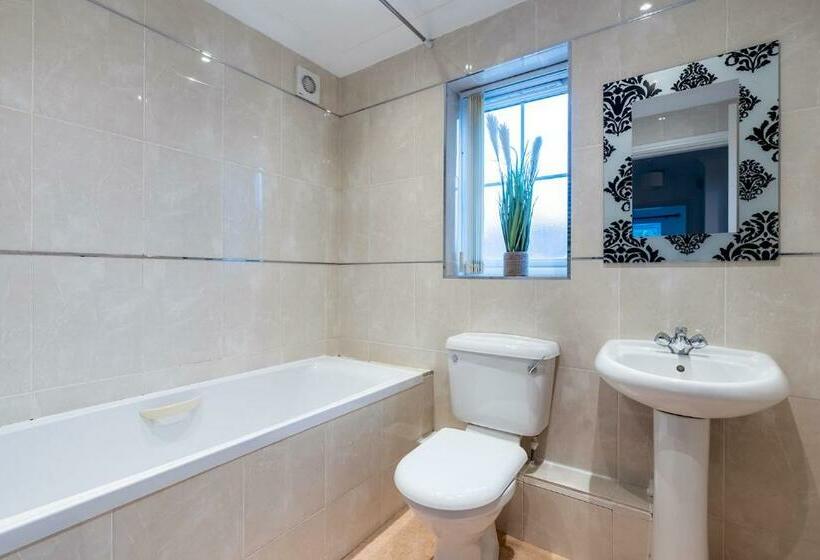 Large Family Property & Central Location & Free Parking