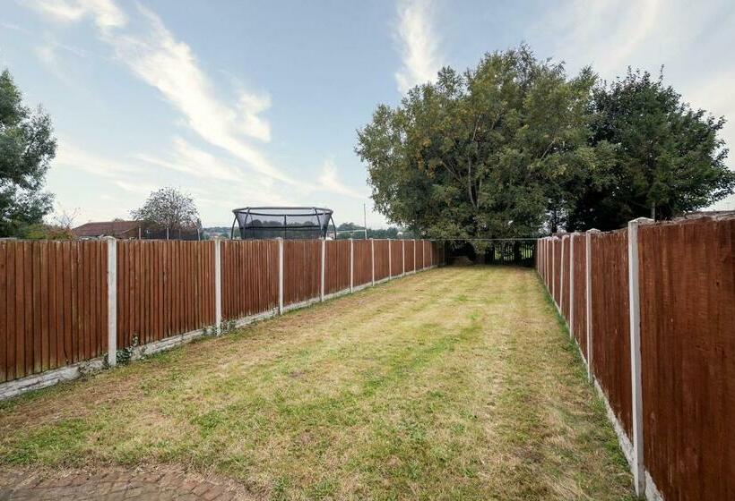 Large Family Property & Central Location & Free Parking