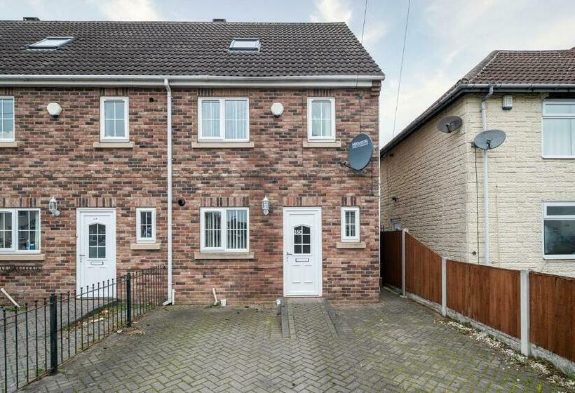 Large Family Property & Central Location & Free Parking