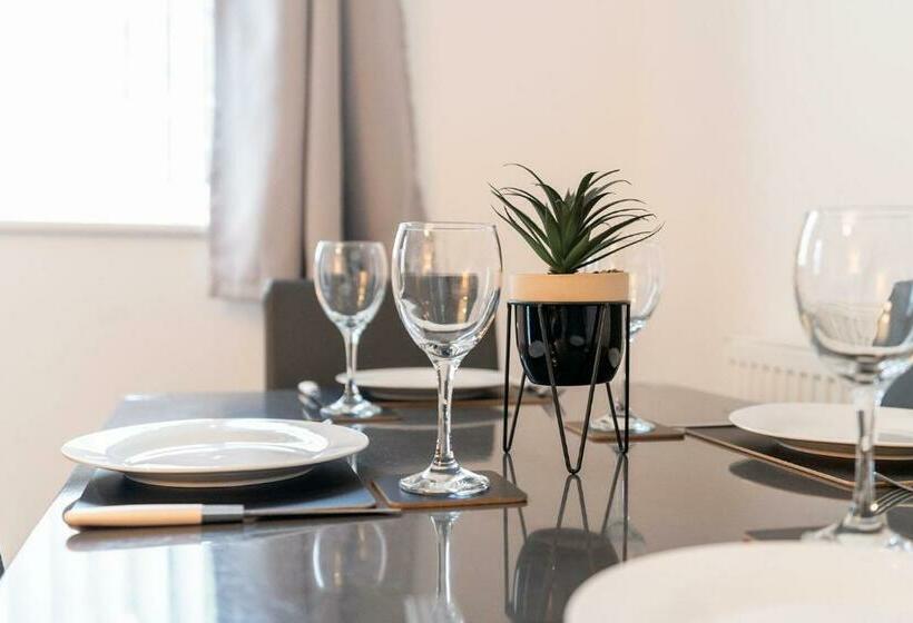 Large Family Property & Central Location & Free Parking