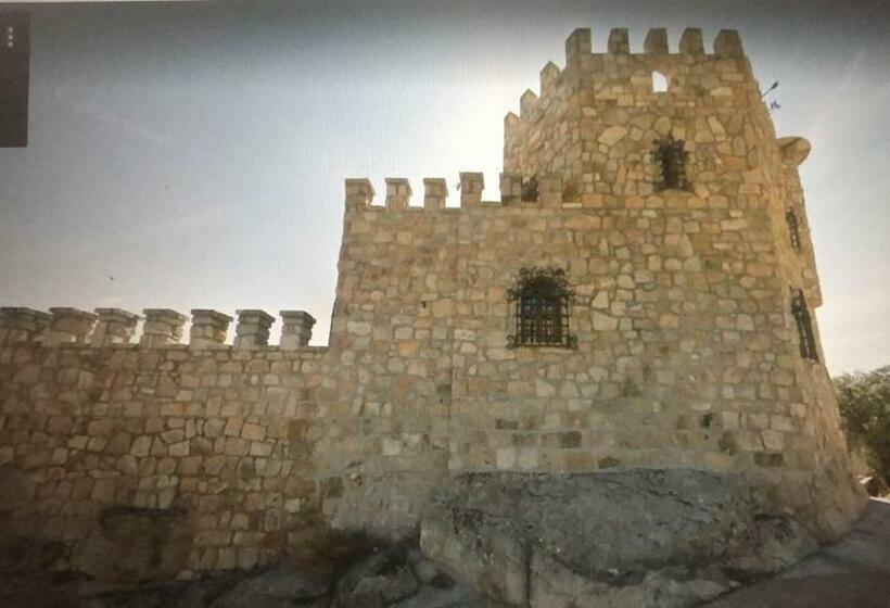 Magnífico Castillo Privado, Elevado En La Roca