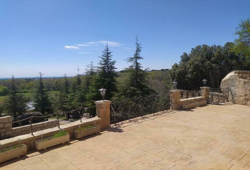 Magnífico Castillo Privado, Elevado En La Roca