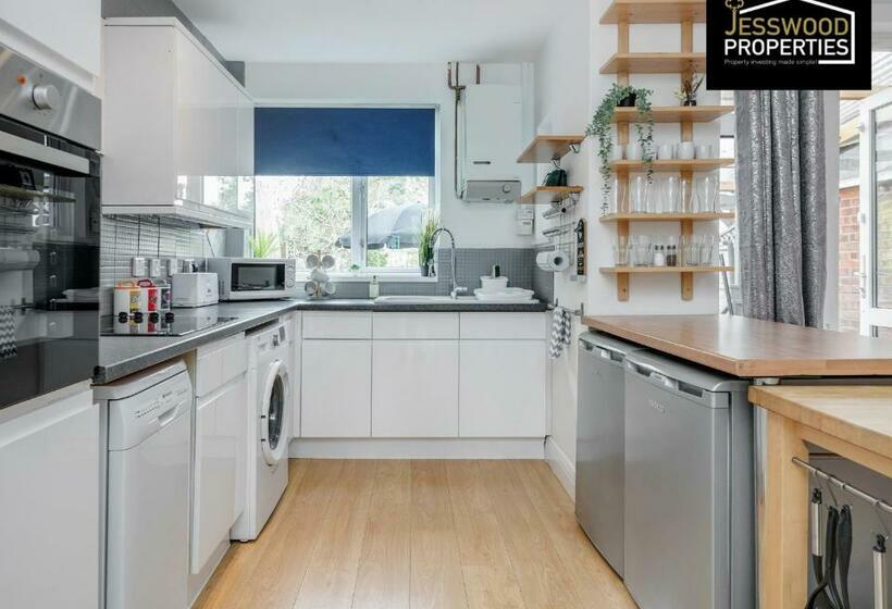 Modern Three Bedroom Contractor House With Free Parking Near M1 Luton Airport By Jesswood Properties