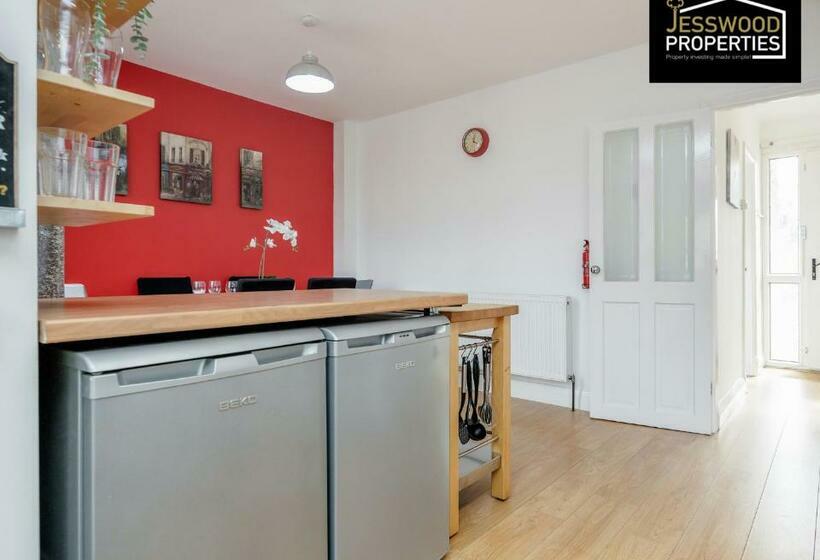 Modern Three Bedroom Contractor House With Free Parking Near M1 Luton Airport By Jesswood Properties