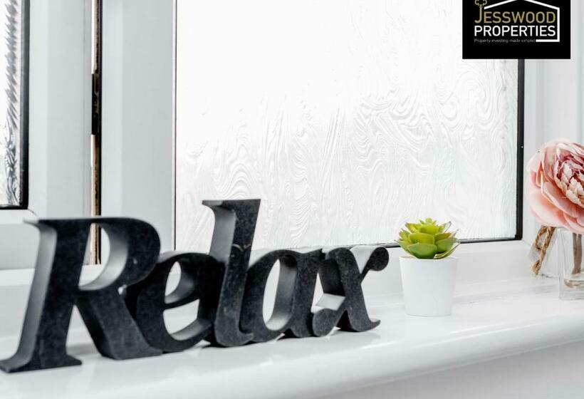 Modern Three Bedroom Contractor House With Free Parking Near M1 Luton Airport By Jesswood Properties