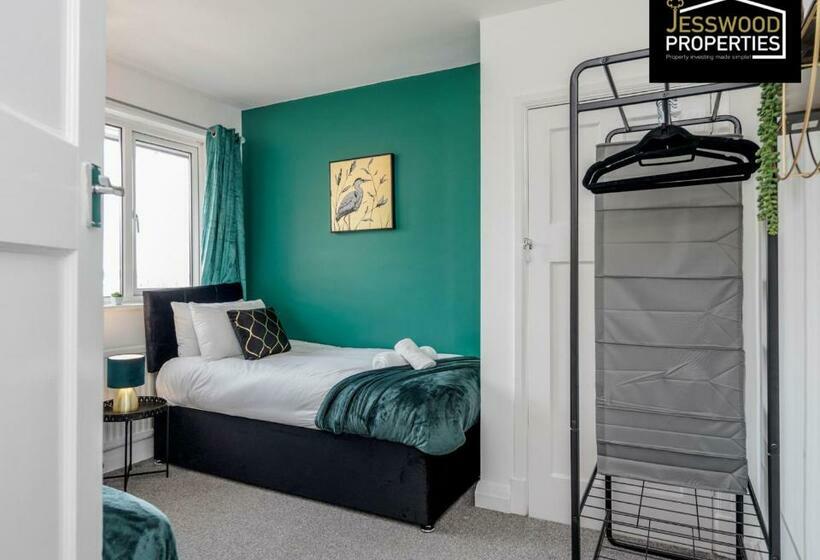 Modern Three Bedroom Contractor House With Free Parking Near M1 Luton Airport By Jesswood Properties