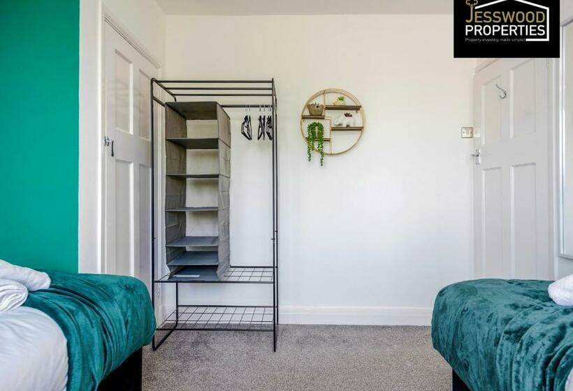 Modern Three Bedroom Contractor House With Free Parking Near M1 Luton Airport By Jesswood Properties