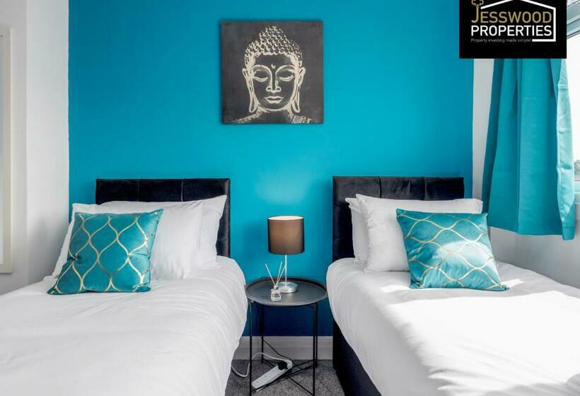 Modern Three Bedroom Contractor House With Free Parking Near M1 Luton Airport By Jesswood Properties