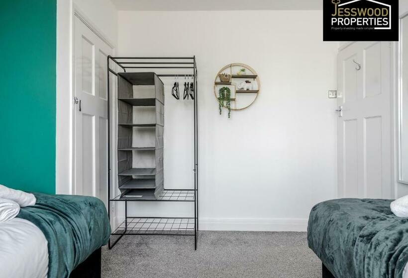 Modern Three Bedroom Contractor House With Free Parking Near M1 Luton Airport By Jesswood Properties