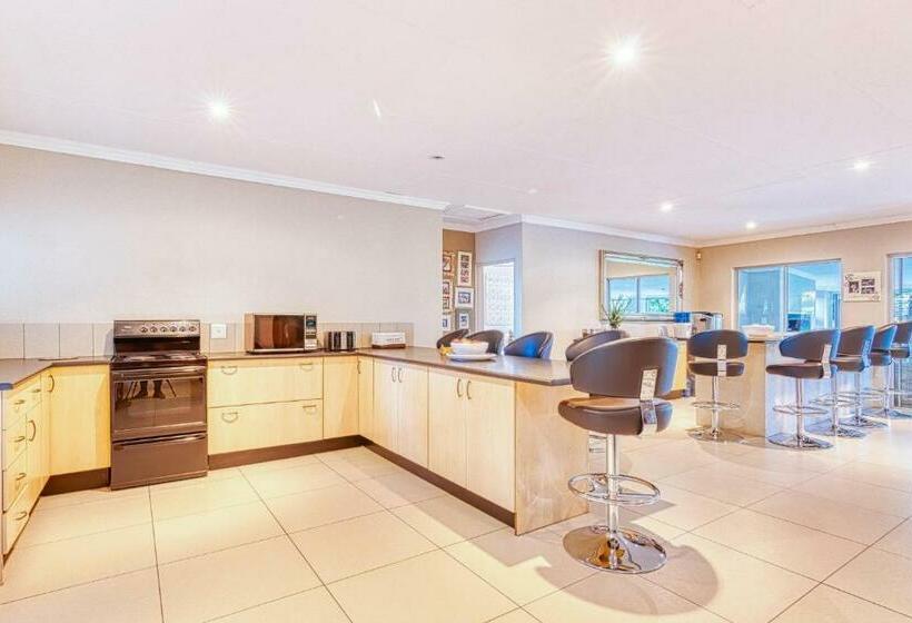 Riverside Rhapsody, Vaal River, Vanderbijlpark, 6 Adults And 4 Children