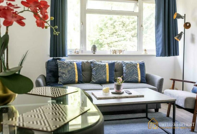 Stylish Flat 2 Bedroom With Free Wifi & Parking Chigwell Epping London