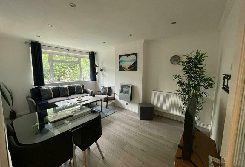 Stylish Flat 2 Bedroom With Free Wifi & Parking Chigwell Epping London