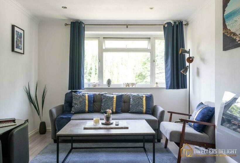 Stylish Flat 2 Bedroom With Free Wifi & Parking Chigwell Epping London
