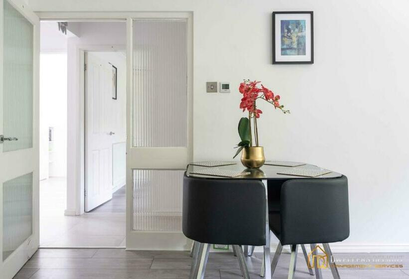 Stylish Flat 2 Bedroom With Free Wifi & Parking Chigwell Epping London