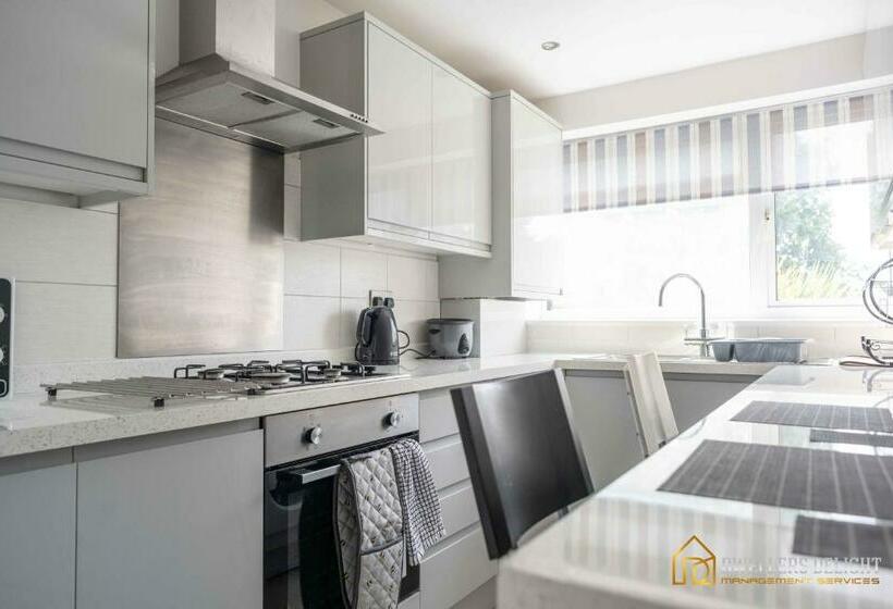 Stylish Flat 2 Bedroom With Free Wifi & Parking Chigwell Epping London