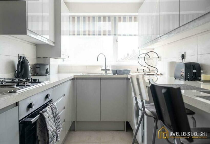 Stylish Flat 2 Bedroom With Free Wifi & Parking Chigwell Epping London