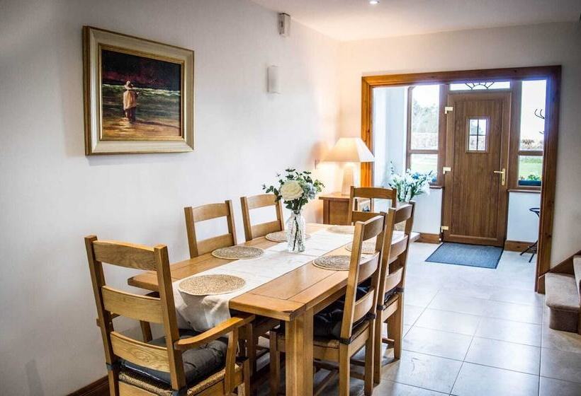The Heights & Hollows Farmhouse, Saul, Downpatrick, Sleeps 14