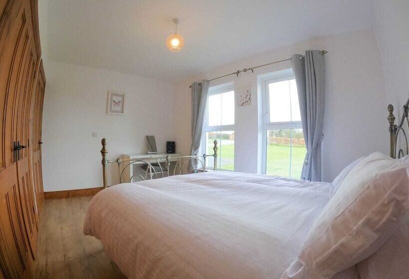 The Heights & Hollows Farmhouse, Saul, Downpatrick, Sleeps 14