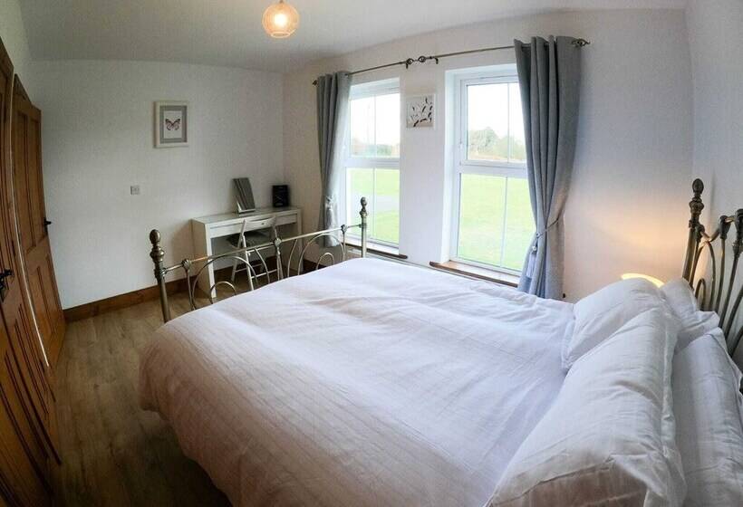 The Heights & Hollows Farmhouse, Saul, Downpatrick, Sleeps 14