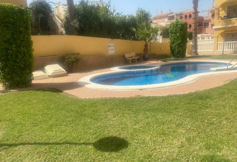 Top Floor Spacious Apartment With Roof Terrace