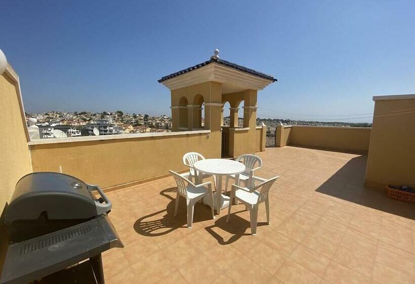 Top Floor Spacious Apartment With Roof Terrace