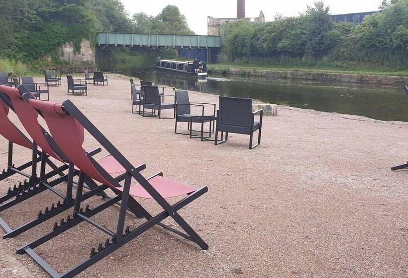 Buck En Suite Room In Canalside Guesthouse