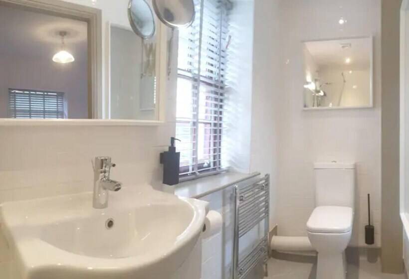 Buck   En Suite Room In Canalside Guesthouse