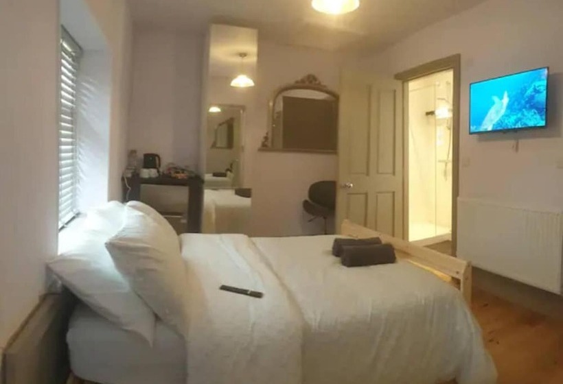 Buck   En Suite Room In Canalside Guesthouse