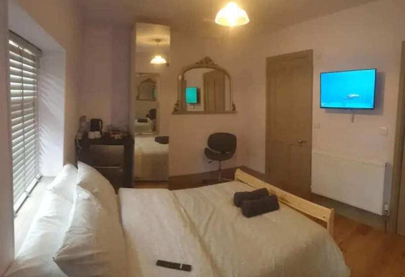 Buck   En Suite Room In Canalside Guesthouse