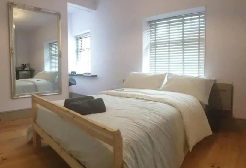 Buck   En Suite Room In Canalside Guesthouse