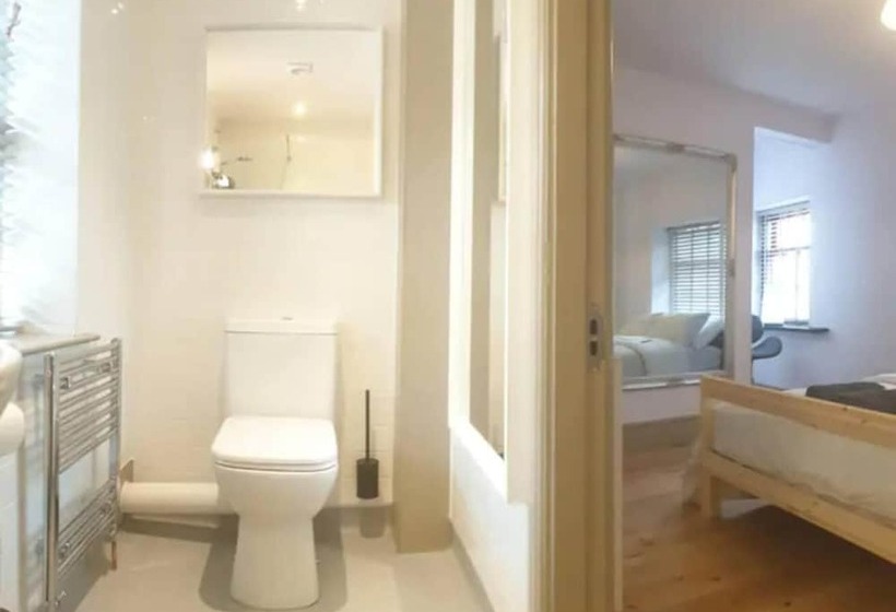 Buck   En Suite Room In Canalside Guesthouse