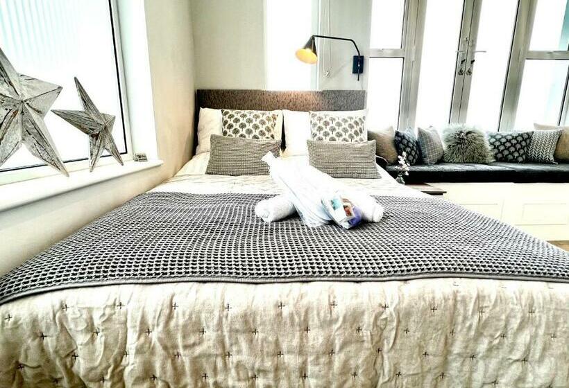 Beachfront Compact Coastal Crib, Direct Sea Views & Air Conditioning