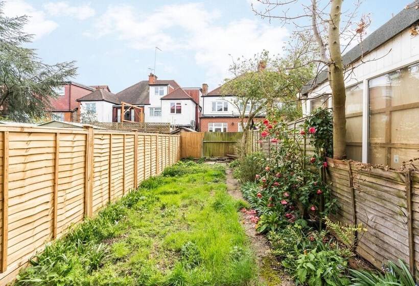Beautiful 1bd Garden Flat In Golders Green