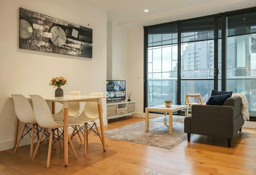 Box Hill Center 2br1ba View Balcony Wifi Parking