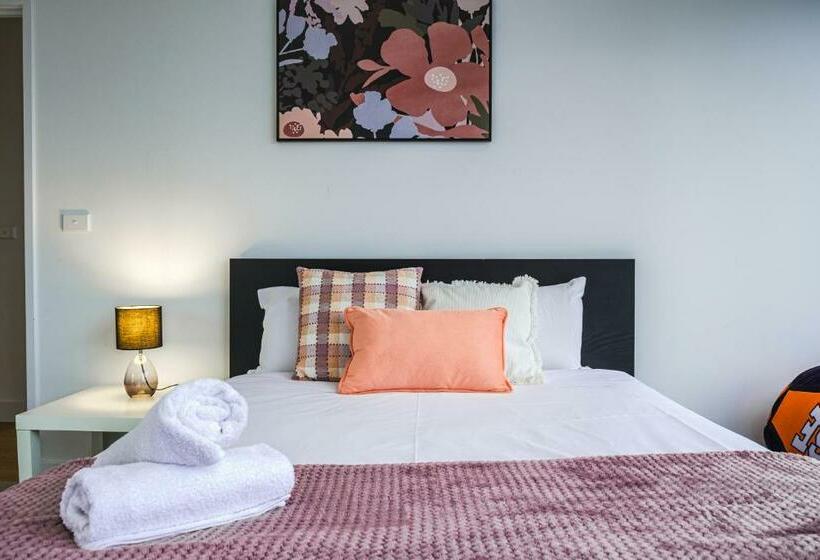 Box Hill Center 2br1ba View Balcony Wifi Parking