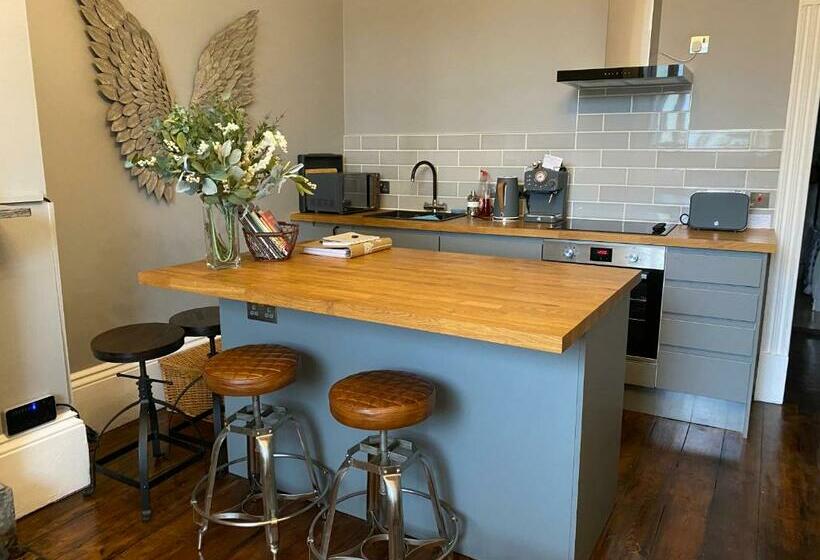 Chic Apt In Central Cheltenham