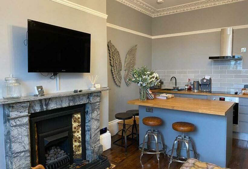 Chic Apt In Central Cheltenham