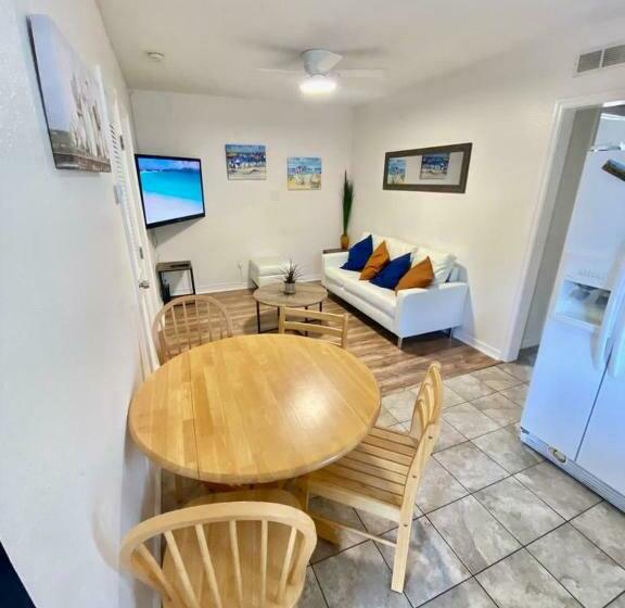 Two Fully Equipped Apartments And A Studio 5 Miles From The Beach