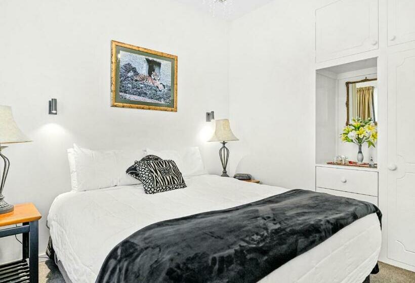 La Voyageur Apartments