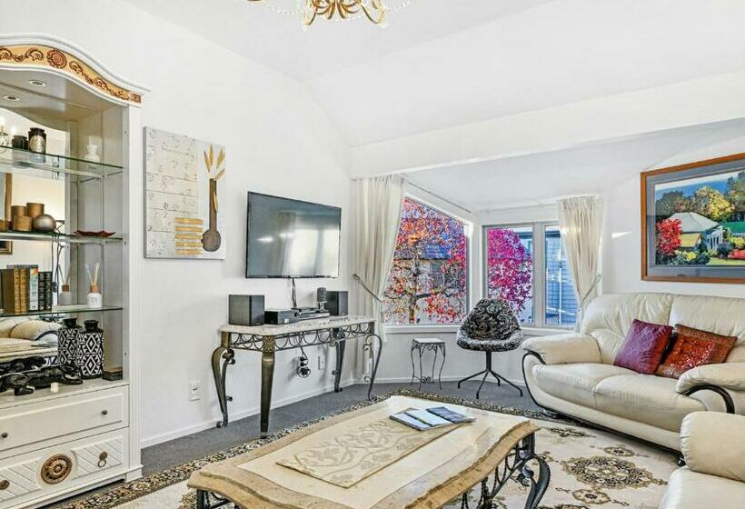 La Voyageur Apartments