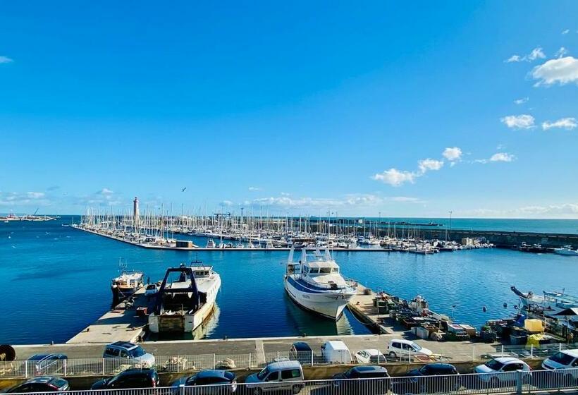 Luigi Balcon Sur La Mer Et Le Port De Sète