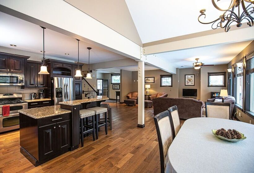 Mountain Gateway By Revelstoke Vacations