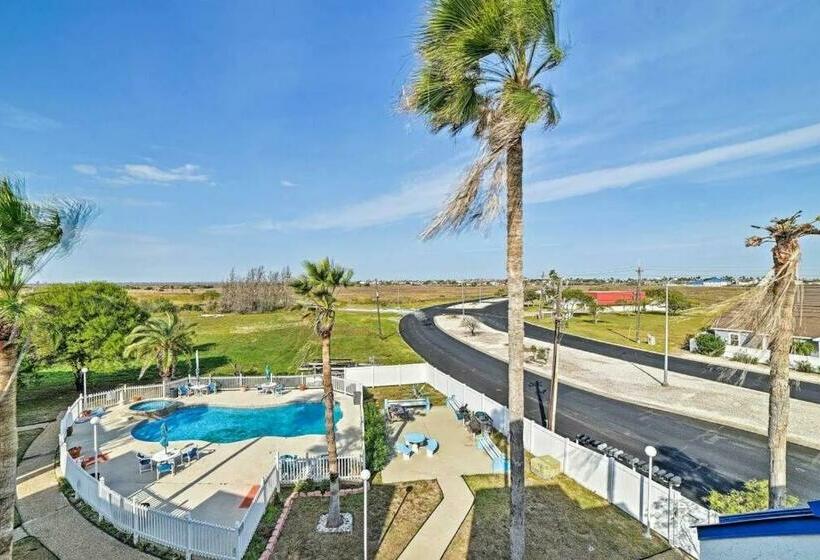 Sunny Padre Island Condo,2 Mi To Beaches, Hot Tub!