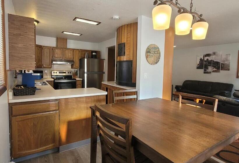 Alaskan Pipeline Place