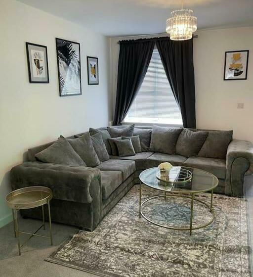 Beautiful 3bedroom Townhouse In A New Estate