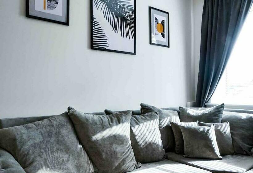 Beautiful 3bedroom Townhouse In A New Estate