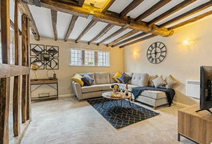 Characteristic 4 Bed Apartment In The Heart Of Windsor